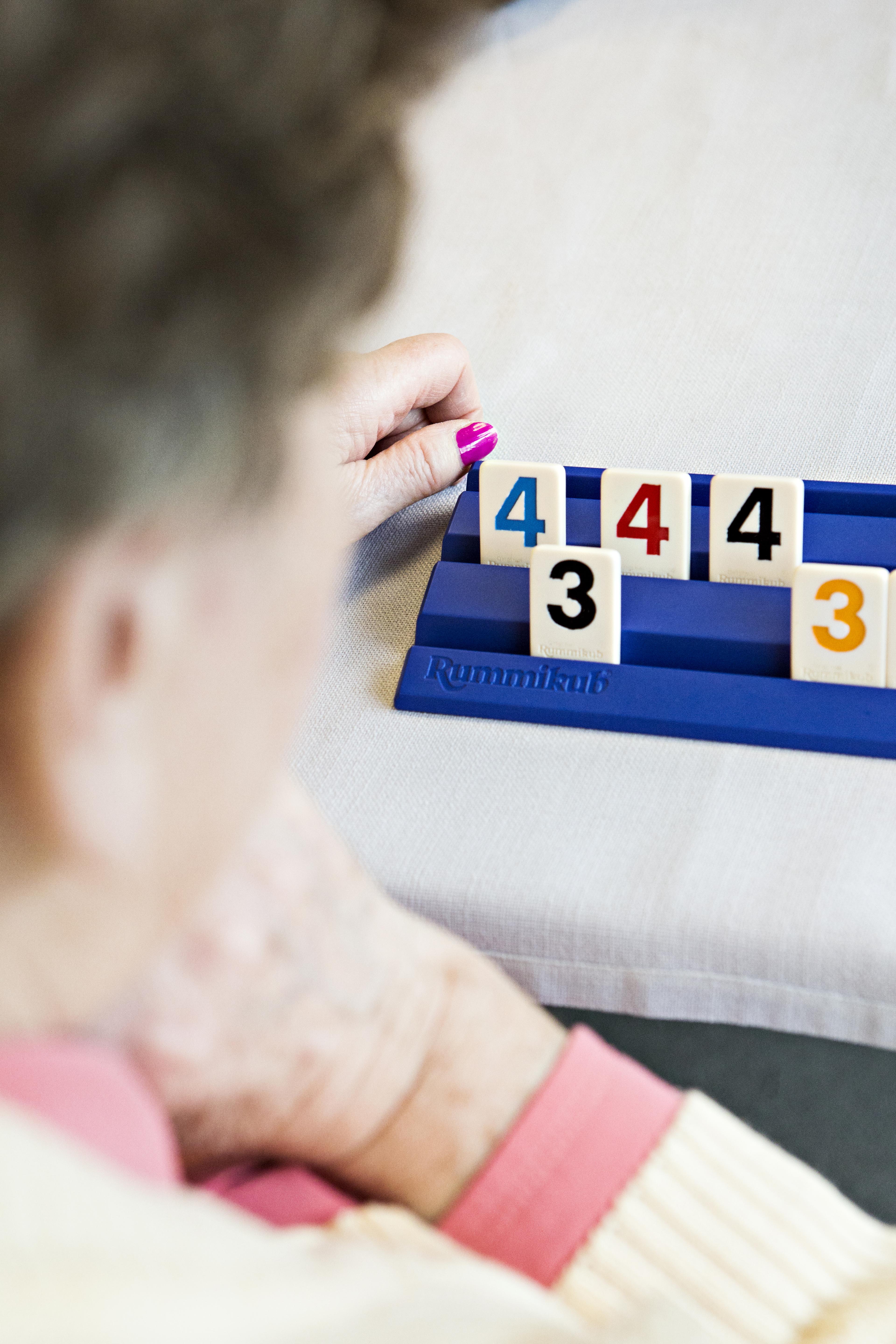 Dame âgée jouant au Rummikub